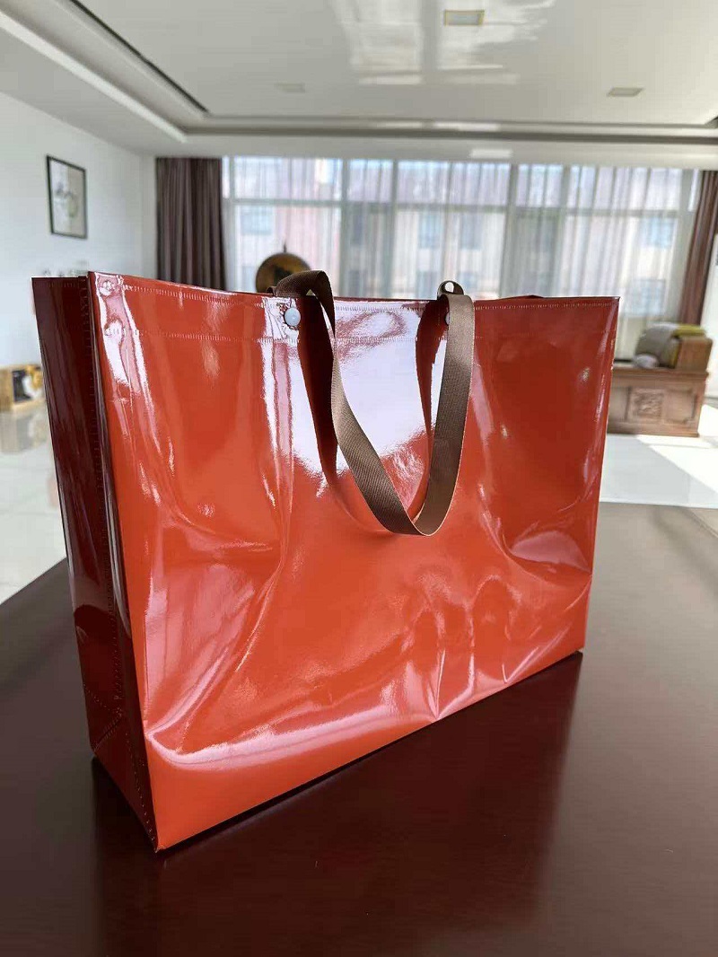 Nowe błyszczące torby na prezenty z PP i PP firmy RGS PACKAGING są już dostępne